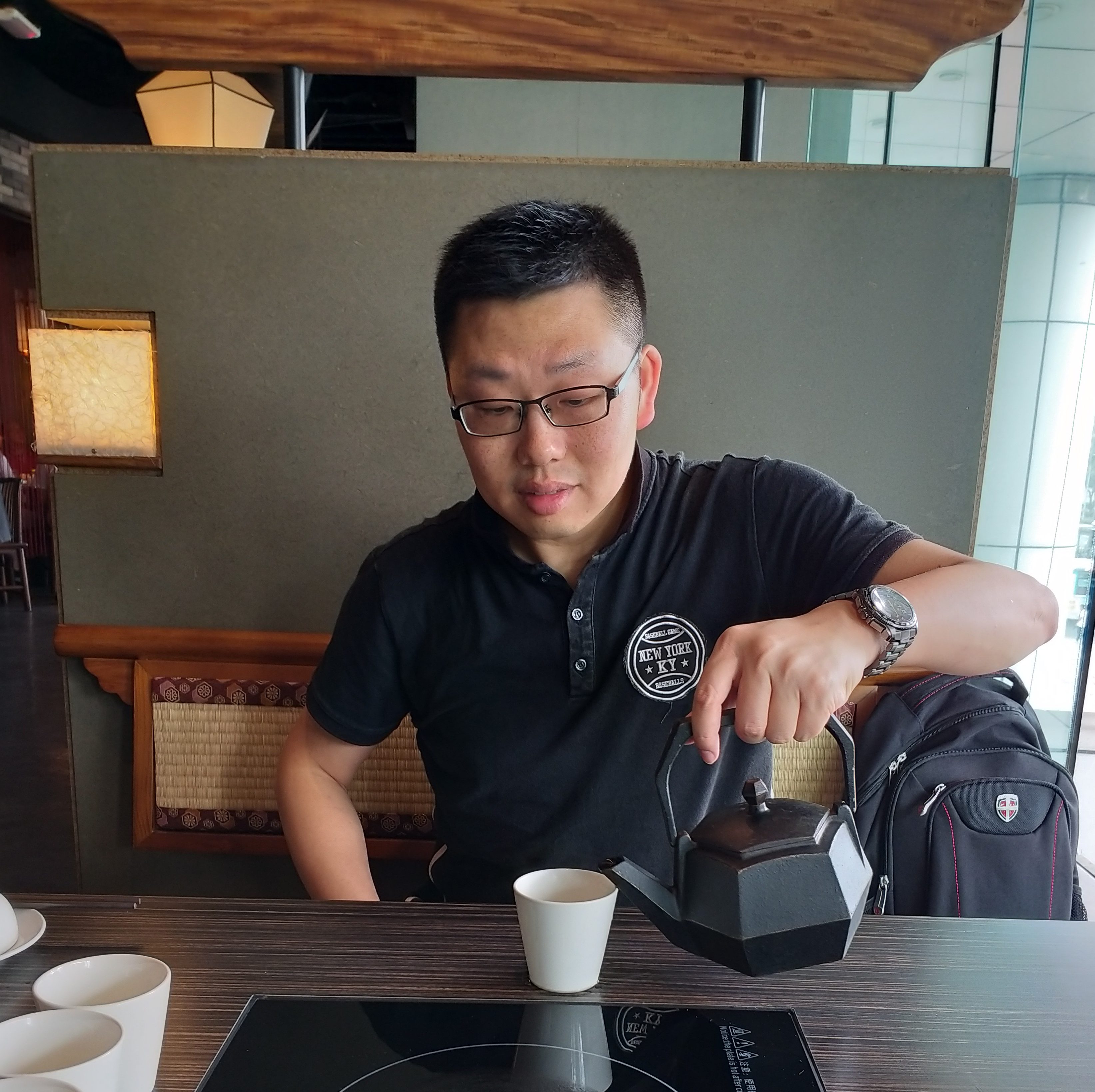 張志豪為著名香港詩人、作家、文化人、資深編輯。