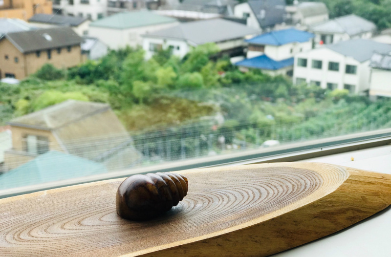 轉向窗外的視線