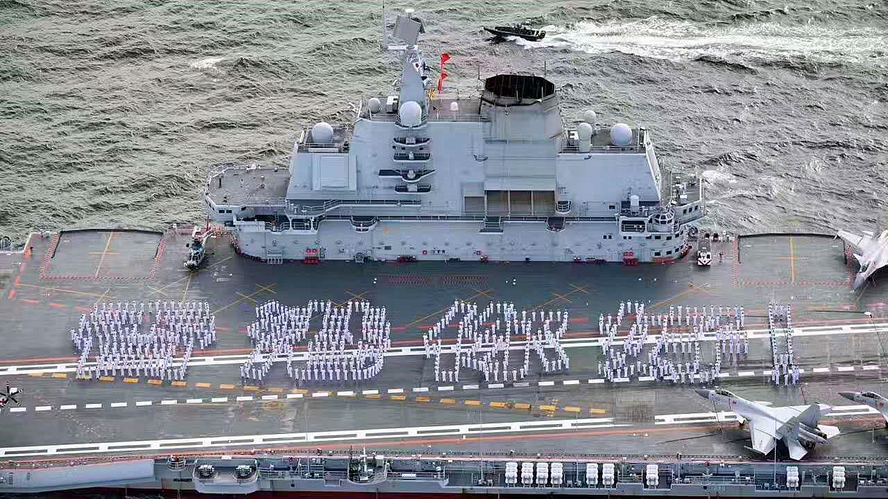 在維多利亞港遭遇航天母艦