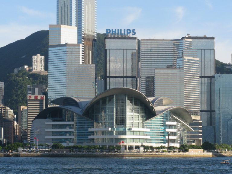 香港會展中心新翼放歌──海燕，飛吧！