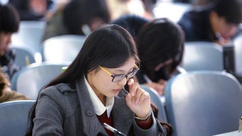 女大學畢業生