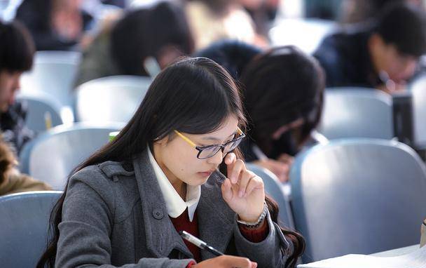 女大學畢業生