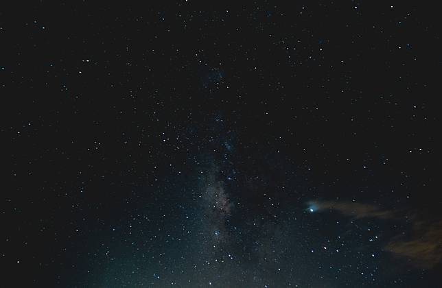 遠懸的寒星、颱風即將登陸──十四行詩兩首