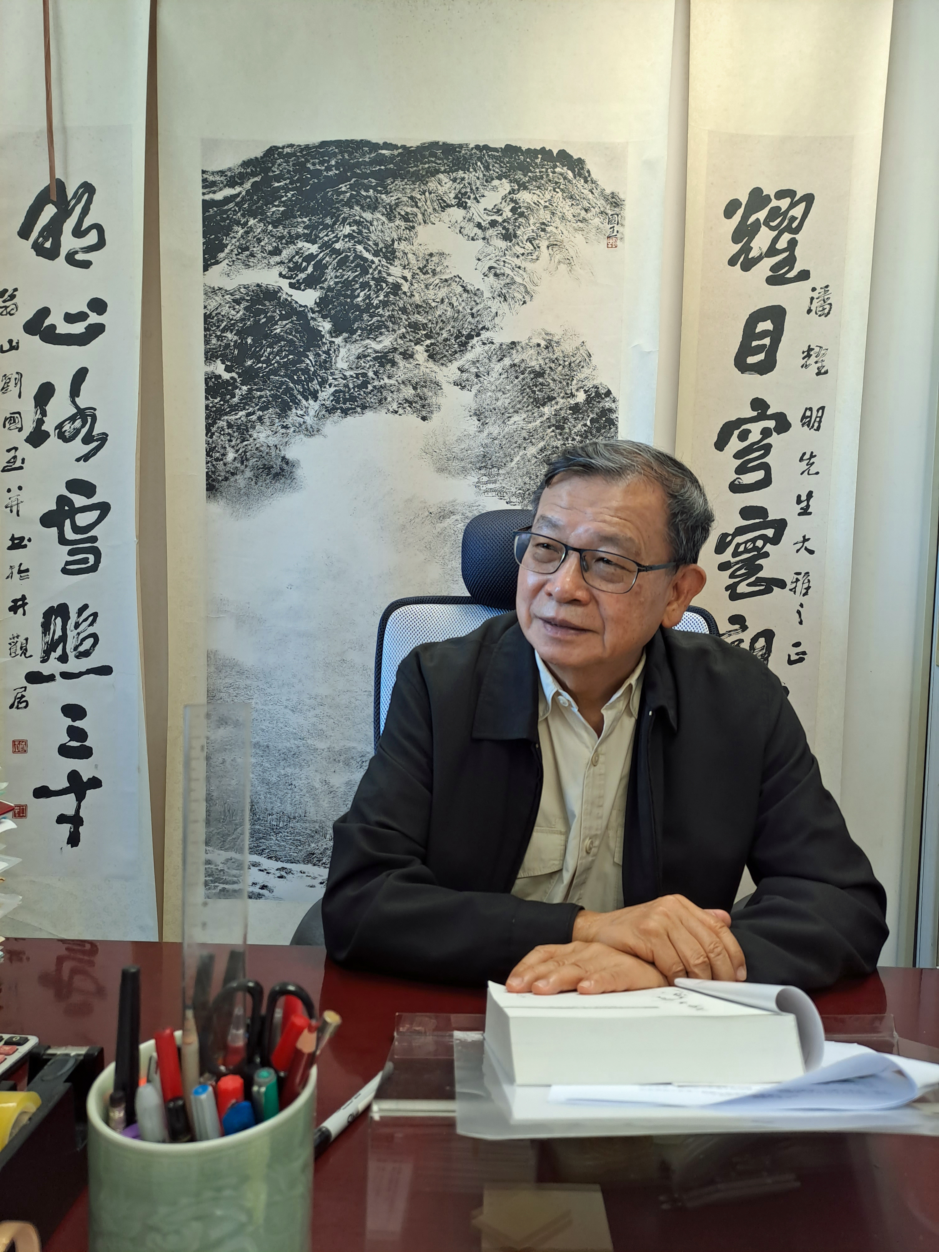 立足本港　連繫全球華文文學──專訪潘耀明先生
