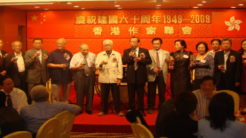合影裏的香港主編