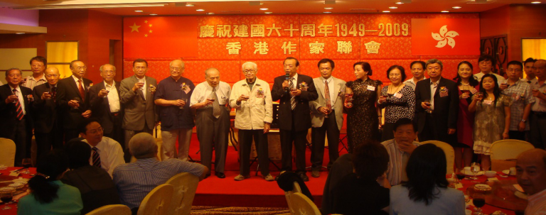 合影裏的香港主編