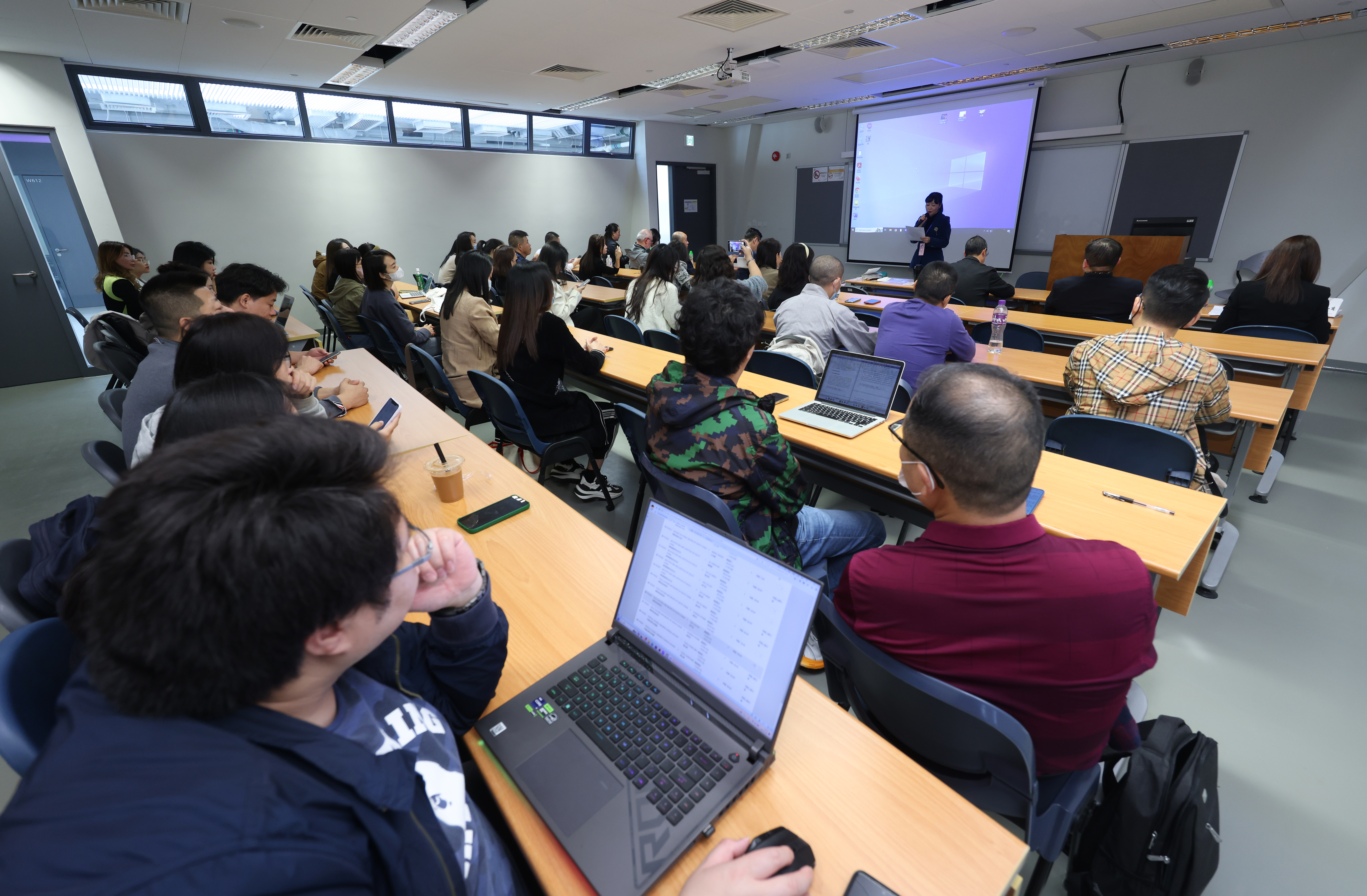 香港文學與世界華文文學的互動與前瞻——國際學術研討會分組發言報告紀要