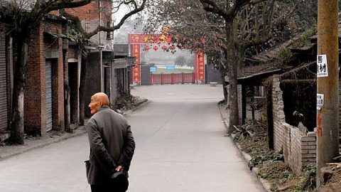 在目光中前行